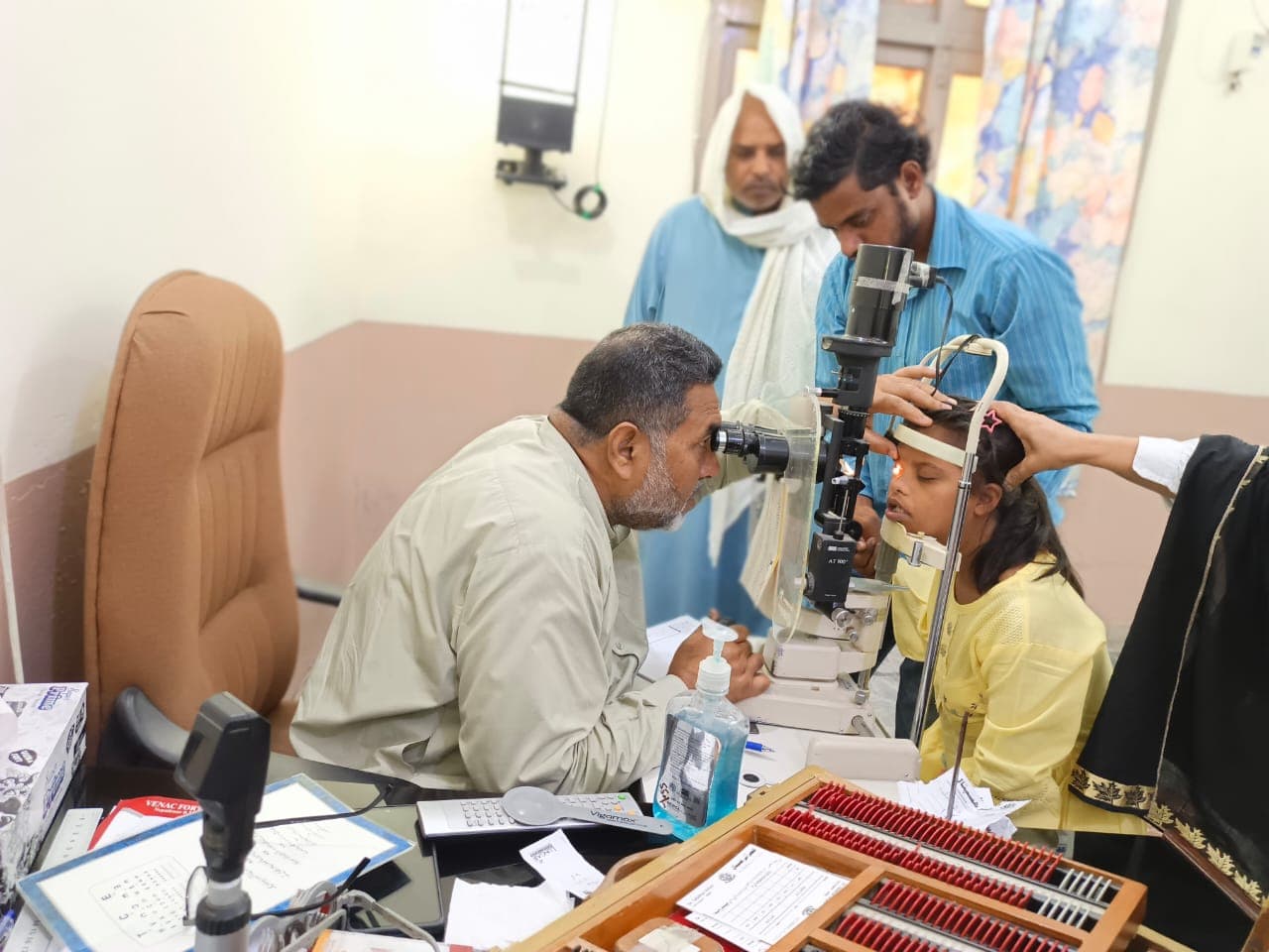 Eye examination with autorefractor machine